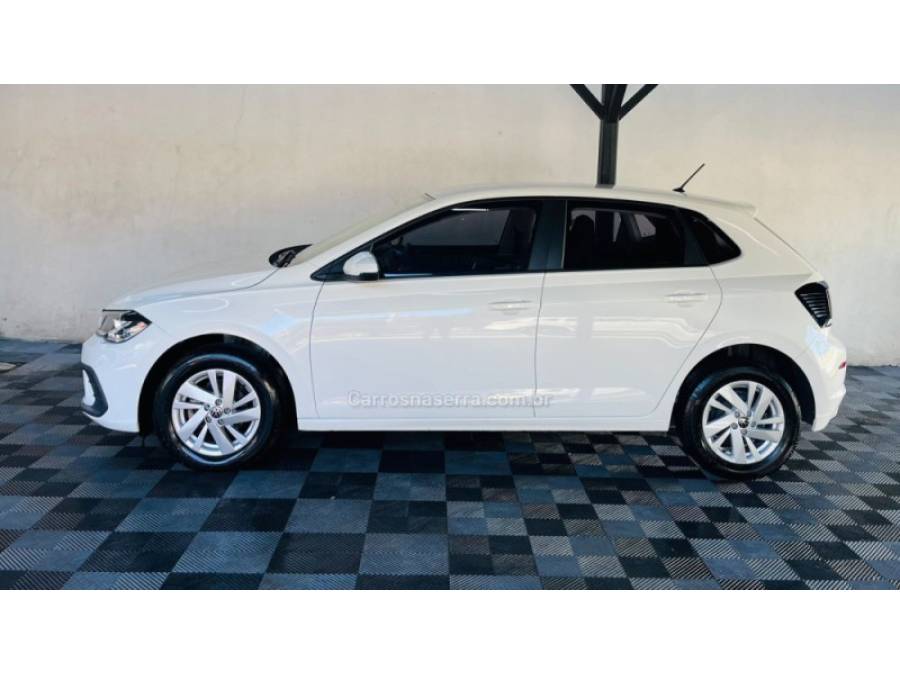 VOLKSWAGEN - POLO - 2023/2023 - Branca - R$ 72.900,00
