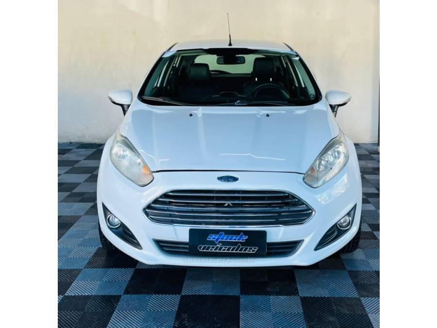 FORD - FIESTA - 2015/2016 - Branca - R$ 49.900,00