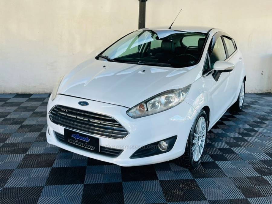 FORD - FIESTA - 2015/2016 - Branca - R$ 49.900,00