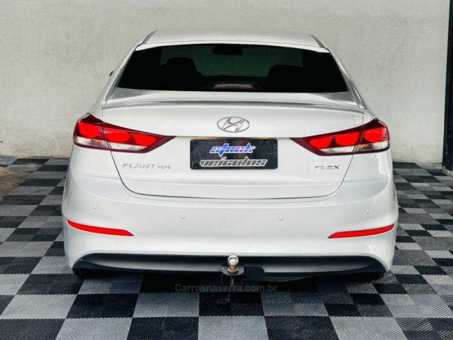 HYUNDAI - ELANTRA - 2016/2017 - Prata - R$ 73.900,00