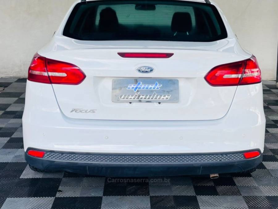 FORD - FOCUS - 2017/2018 - Branca - R$ 54.900,00